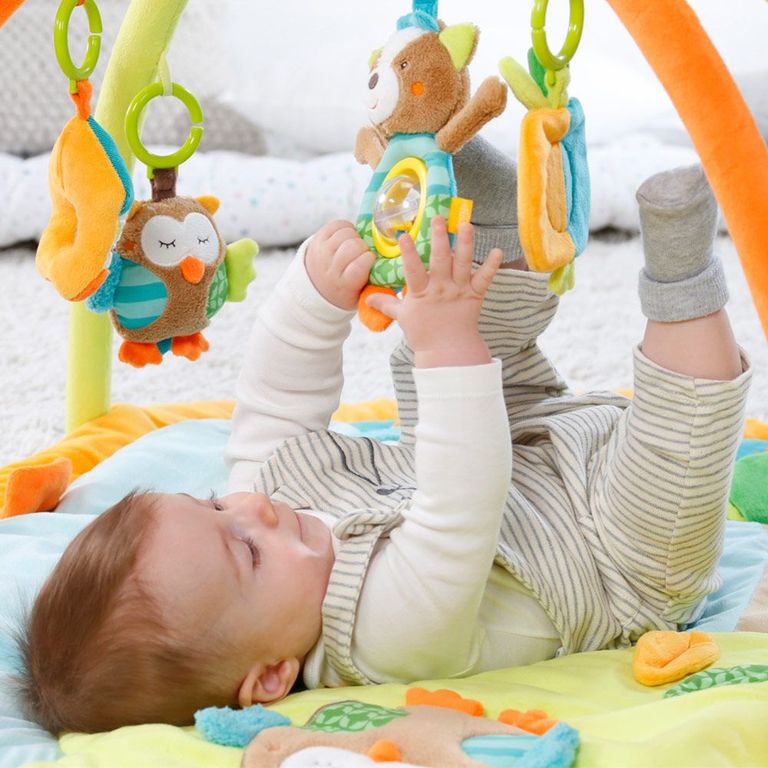 baby liegt unter spielbogen activity decke fehn sleeping forest