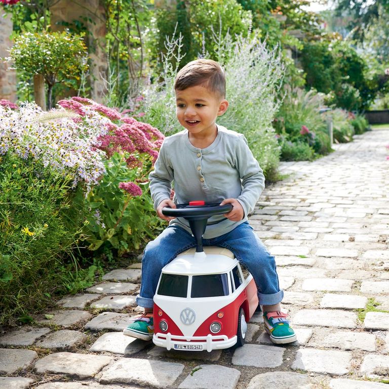 kleiner junge fährt draußen mit rutschauto bobby car vw BIG kopfsteinpflaster