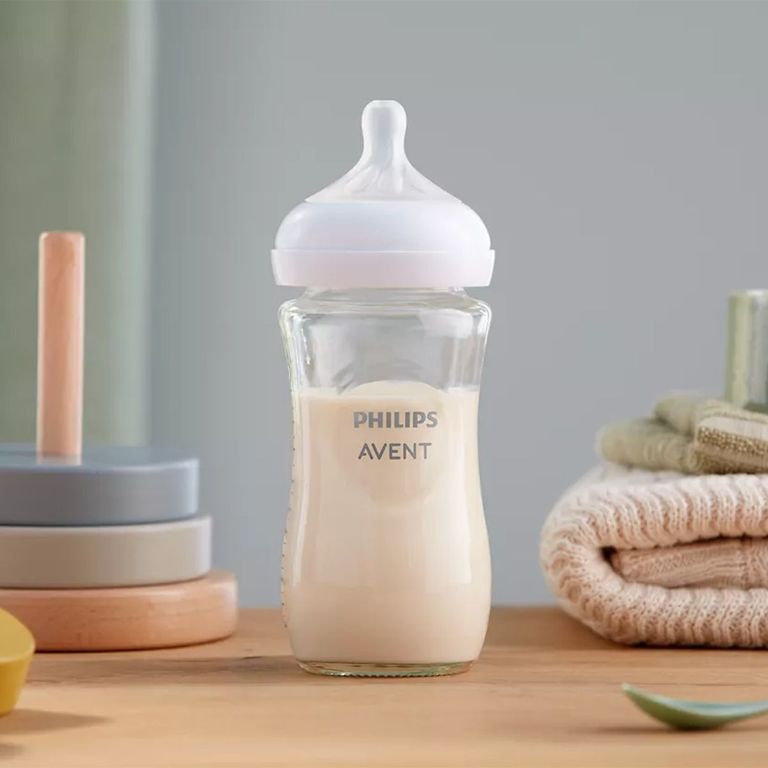 philips avent babyflasche standard mit silikon trinksuager neben babyspielzeug