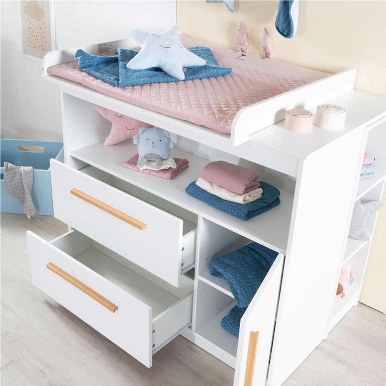 wickelkommode roba lilo im kinderzimmer offene schubladen rosa wickelauflage kissen dekoration in rosa blau
