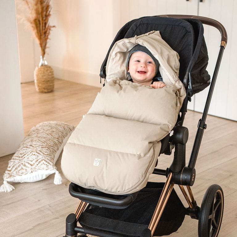 baby sitzt im kinderwagen in kaiser daunen fußsack dowwny xl sand