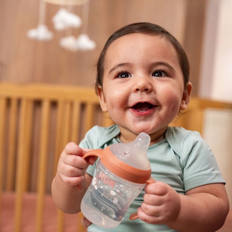 lachendes baby hält wasser trinklernflasche nuk disney i-ahh