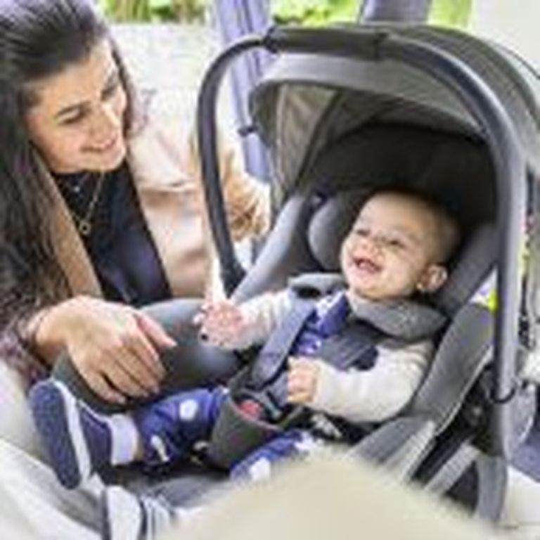kindersitz berater baby in babyschale im auto