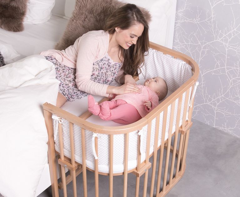 mutter streichelt baby im babybay maxi comfort plus beistellbett