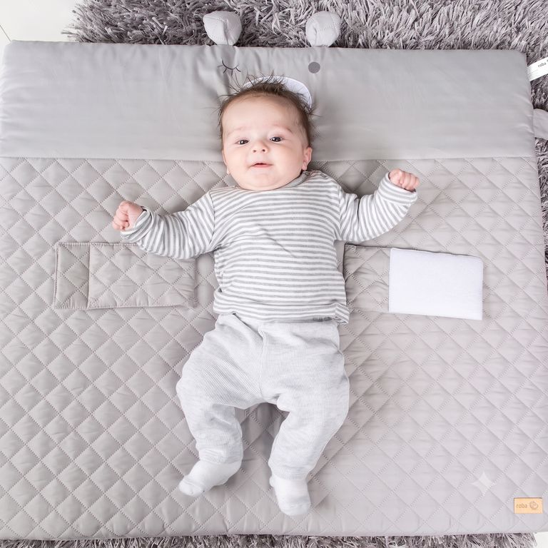 baby liegt auf wickelauflage roba grau