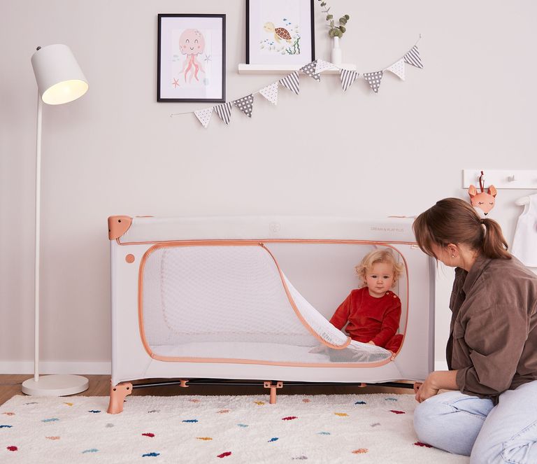 mutter und kleinkind im hauck reisebett klappbar dream n play plus