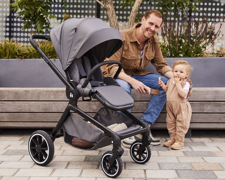 vater mit kind unterwegs mit kinderwagen hauck move n care sportwagen