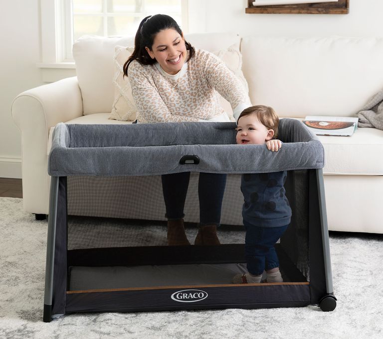 baby steht in babybett reisebett graco foldlite