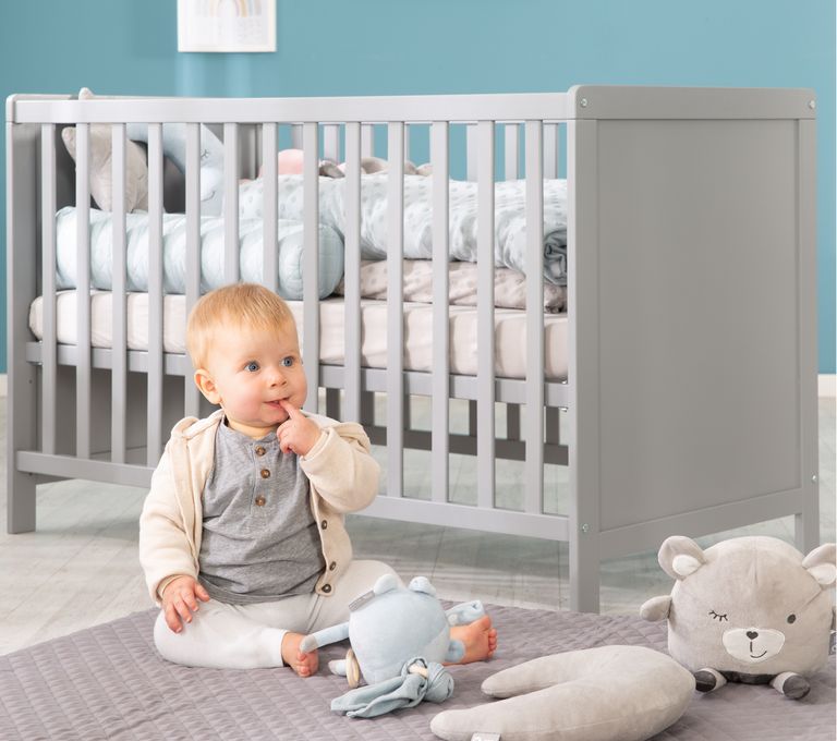 baby sitzt vor babybett roba gitterbett