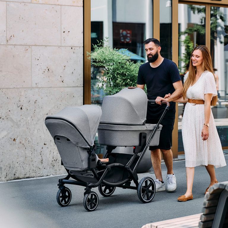 eltern schieben geschwisterwagen abc design zoom