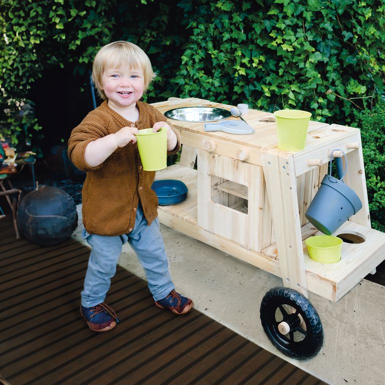 junge spielt auf terrasse mit matschküche von small foot