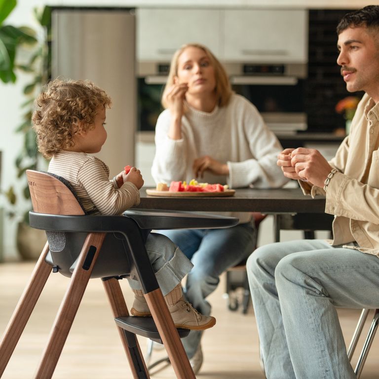 familie am esstisch kind sitzt in nuna hochstuhl bryn