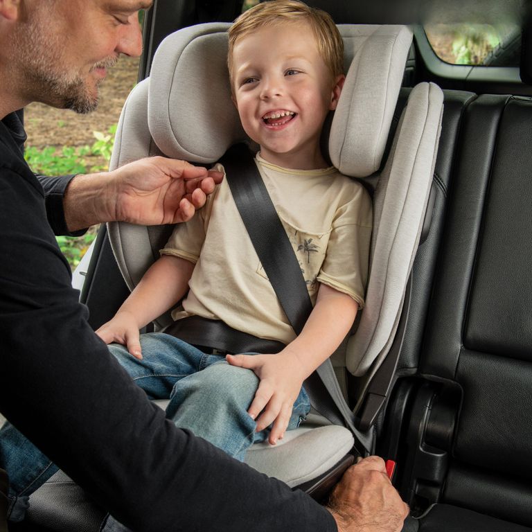 kind sitzt im auto in kindersitz nuna aace lx