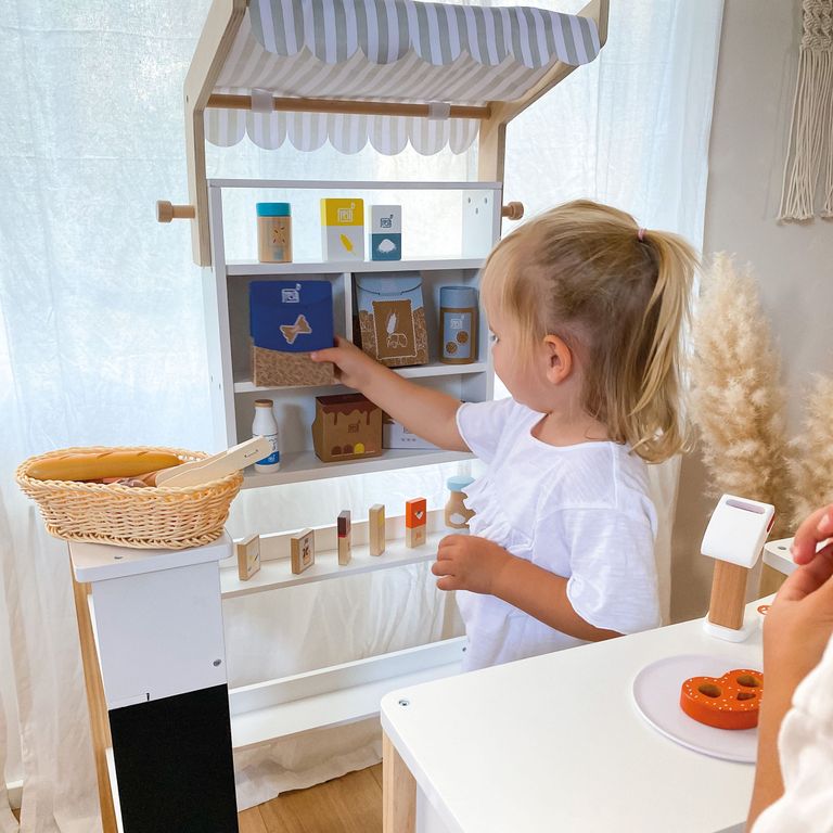 kleinkind spielt im small foot kaufladen fresh