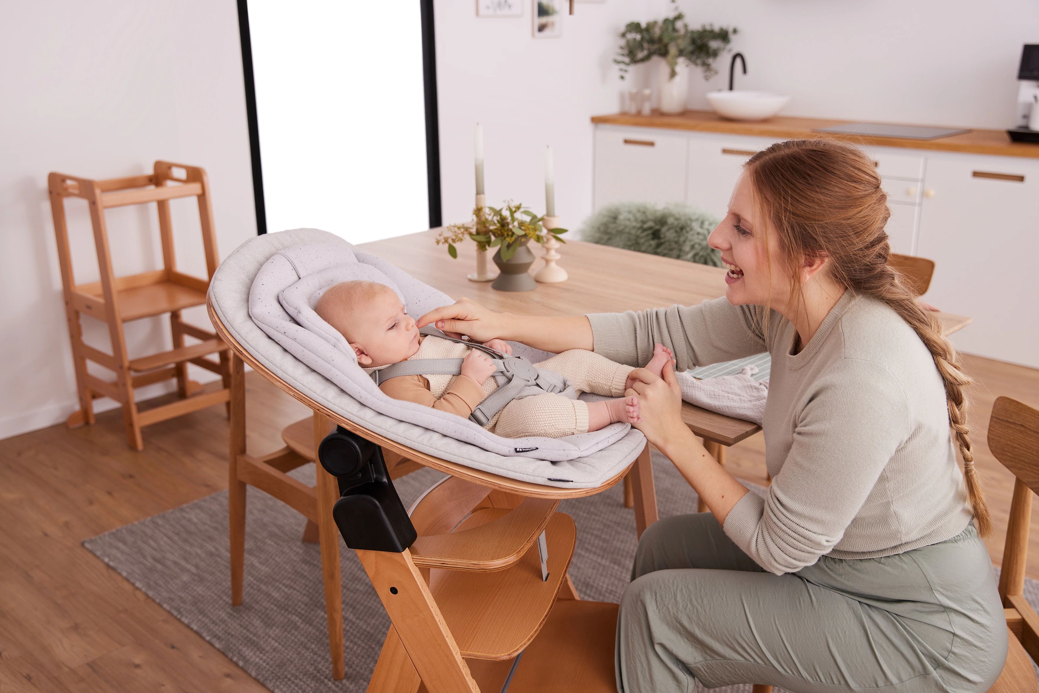 mitwachsender holz treppenhochstuhl baby im babyaufsatz mit mutter
