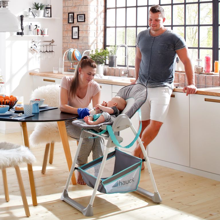 baby sitzt im hauck klapphochstuhl sit n relax hearts mit eltern in küche