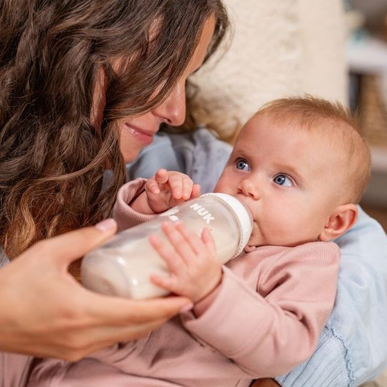 mutter füttert baby nuk trinksauger ab 3 monate milchflasche