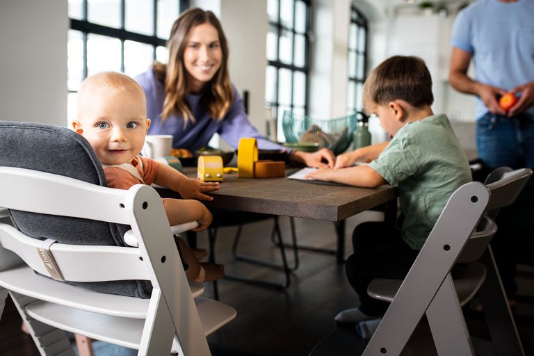 geschwister und eltern sitzen am esstisch mitwachsender hauck hochstuhl