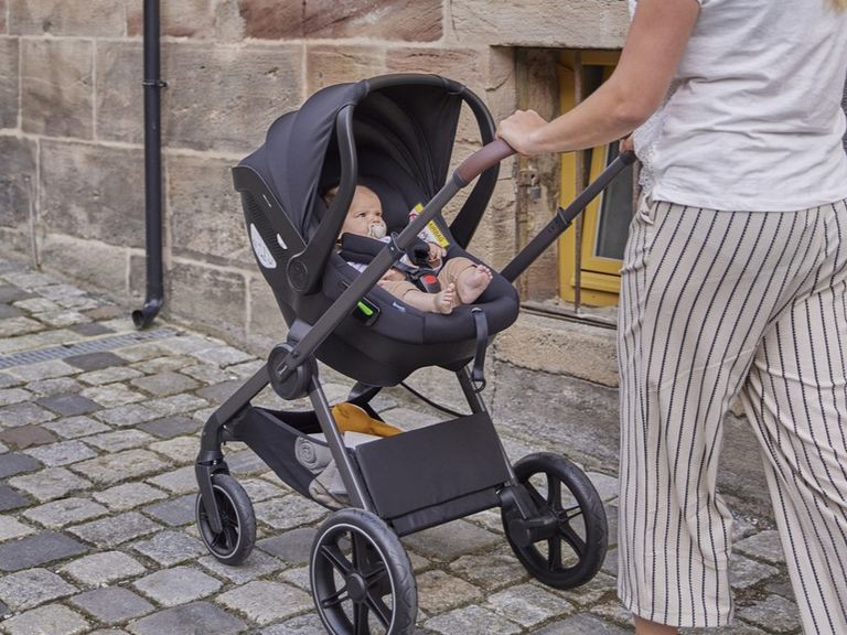 So findest Du den passenden Kinderwagen-Adapter